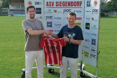 Obmann Stefan Strommer begrüßt den neuen Trainer.